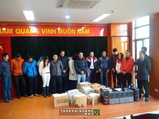 Các đối tượng cùng tang vật vụ sàn vàng ảo HGI. Ảnh do công an cung cấp 