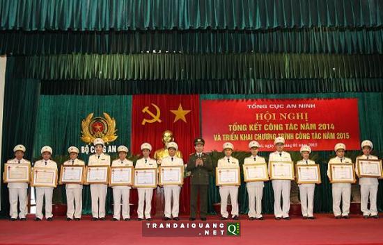 Bộ trưởng Trần Đại Quang trao Huân chương Chiến công cho các tập thể, cá nhân có thành tích xuất sắc. 