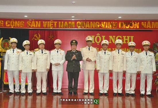 Thứ trưởng Bùi Văn Thành chụp ảnh lưu niệm cùng Lãnh đạo Cục CSGT. 