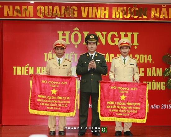 Bộ trưởng Trần Đại Quang trao Cờ thi đua của Bộ năm 2014 cho 2 đơn vị cơ sở thuộc Cục CSGT. 