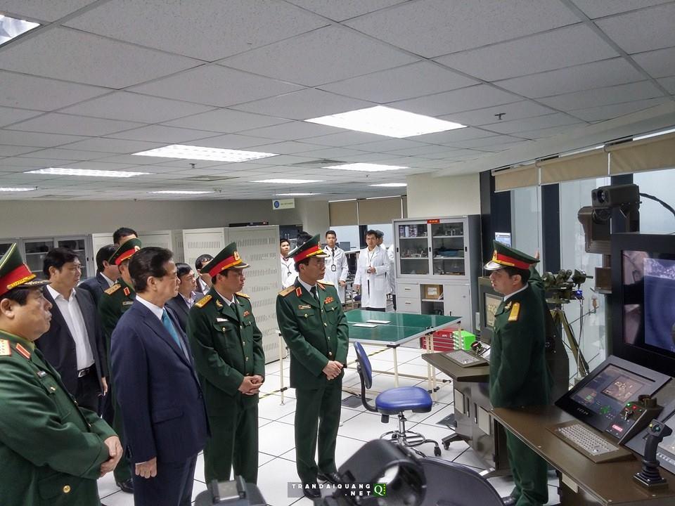 Thủ tướng Nguyễn Tấn Dũng thăm khu vực nghiên cứu sản xuất các thiết bị quân sự của Viettel.
