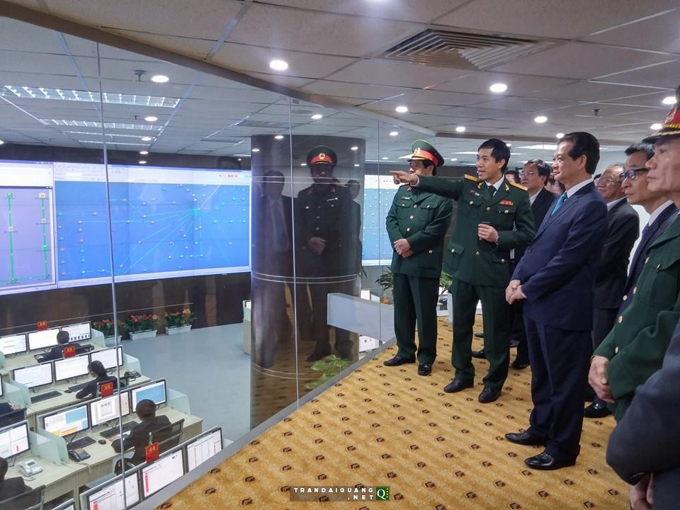 Thủ tướng thăm Trung tâm điều hành viễn thông của Viettel tại Khu Công nghệ cao Hòa Lạc.