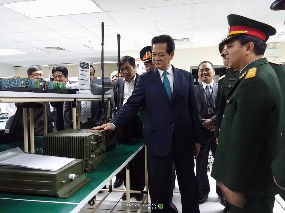 Thủ tướng Nguyễn Tấn Dũng thăm khu vực nghiên cứu sản xuất các thiết bị quân sự của Viettel.