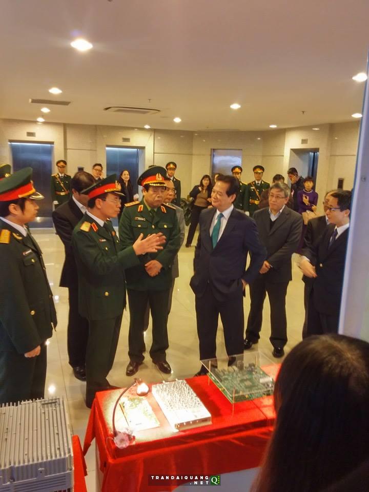 Thủ tướng cũng ghé thăm khu vực nghiên cứu sản xuất thiết bị viễn thông của Viettel.