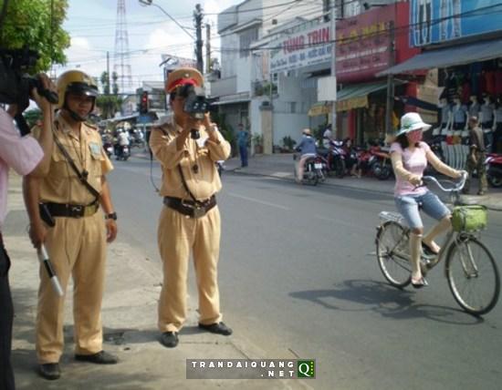 Cảnh sát giao thông- Công an TP Vĩnh Long tăng cường kiểm tra tốc độ các phương tiện lưu thông trên địa bàn  