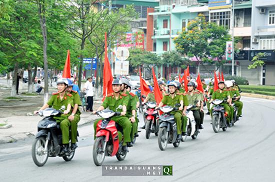 Công an tỉnh xuống đường tuyên truyền đấu tranh PCTP ma tuý. 