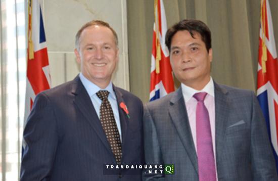 Thủ tướng New Zealand John Key (trái) và Đại sứ Nguyễn Việt Dũng