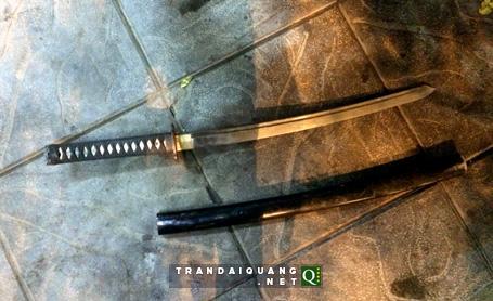 Thanh kiếm Nhật được Long mang theo người.