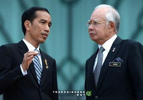 Tổng thống Indonesia Joko Widodo (trái) và Thủ tướng Malaysia Najib Razak  