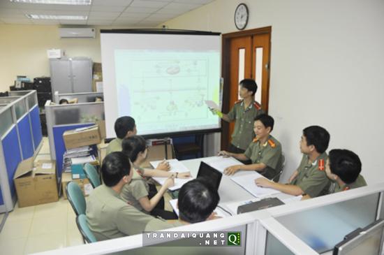 Thượng úy Nguyễn Văn Hưởng tại buổi thuyết trình sáng kiến kỹ thuật nghiệp vụ. 
