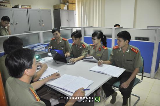 Một buổi trao đổi chuyên môn tại Phòng PH41B - Công an TP Hà Nội. 