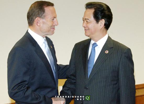Thủ tướng Nguyễn Tấn Dũng và Thủ tướng Australia Tony Abbott bên lề Hội nghị cấp cao ASEAN tại Brunei năm 2013. (Ảnh: VGP) 