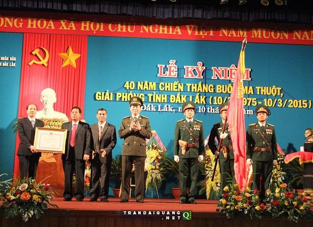 Đại tướng Trần Đại Quang trao Huân chương Độc lập hạng Nhất cho nhân dân và cán bộ tỉnh Đăk Lăk.