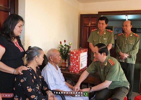 Bộ trưởng Trần Đại Quang thăm hỏi, tặng quà và chúc sức khỏe ông Y Blốc Ê Ban và gia đình.