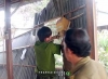 Công an giúp dân khắc phục sự cố sạt lở đất