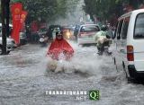 Cảnh người Hà Nội vật lộn với mưa bão số 5