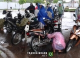 Một tiếng kiếm vài triệu đồng nhờ xe chết máy ngày mưa bão