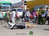 Chồng đau đớn ôm xác vợ mang thai tử nạn
