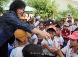 Trao 77,000 ly sữa cho trẻ em Bến Tre