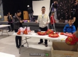 Xa quê hương, kiều bào gói bánh chưng, gắn mai đào đón Tết