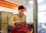 Nữ cảnh sát giao thông xuống phố ngày mưa
