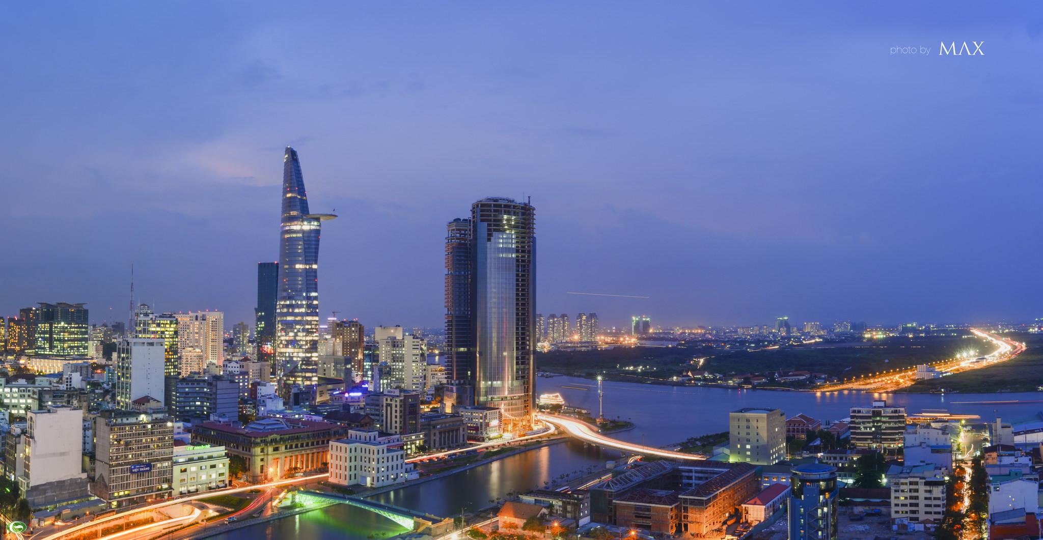 Thành phố Hồ Chi Minh về đêm nhìn từ trên cao xuống