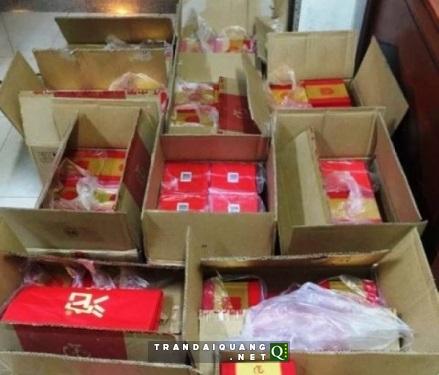 141 phát hiện cả 'kho' rượu lậu trong xe thư báo - Ảnh 1