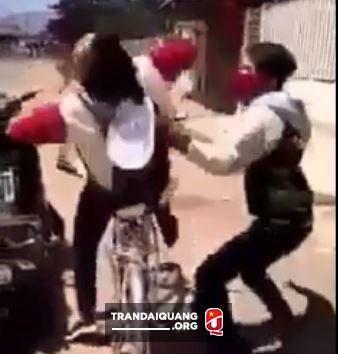 Cảnh sát truy lùng kẻ đánh dã man nữ sinh cấp 2 trong clip xôn xao trên facebook.