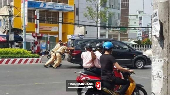 Cảnh sát giao thông đẩy ôtô chết máy giúp dân