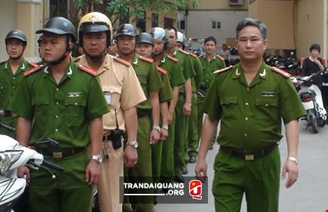 Đại tá Lê Hồng Thắng (ngoài cùng bên phải) kiểm tra các chiến sĩ trước giờ đi làm nhiệm vụ.  Ảnh: H.ĐƯỜNG  