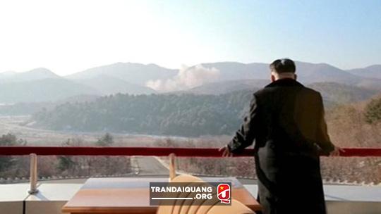  Lãnh đạo Kim Jong-un xem vụ phóng tên lửa. Ảnh: Reuters 