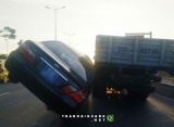 Ôtô biển xanh 80B bị xe tải ‘kéo lê’ như phim hành động