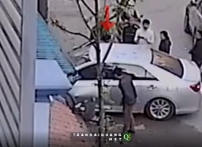 Hình ảnh clip chứng minh người đàn ông bước ra từ ghế phụ trước của xe Camry