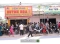 Hai tên cướp bịt khẩu trang đập vỡ tủ kính tiệm vàng